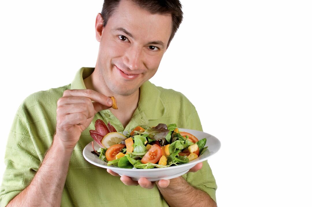 l'homme mange une salade de légumes pour la puissance