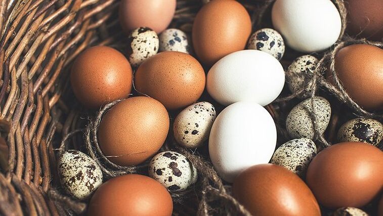 Les œufs de caille et de poule doivent être ajoutés à l'alimentation d'un homme afin de maintenir sa puissance. 